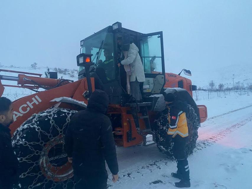 Hamile kadın kepçeyle kurtarıldı