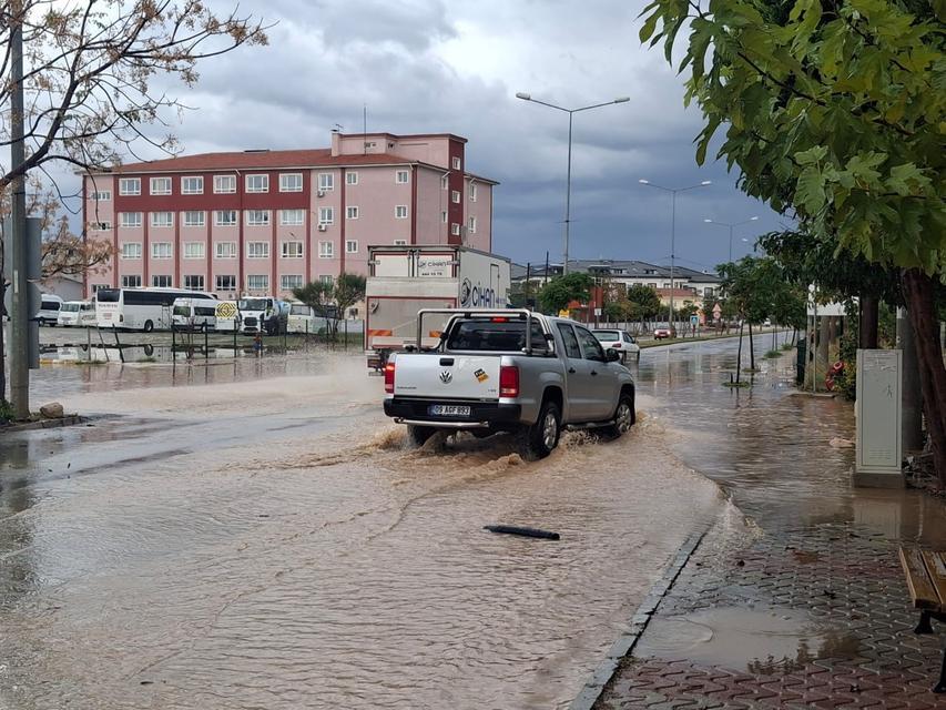 Didim’de sağanak yağış etkili oldu