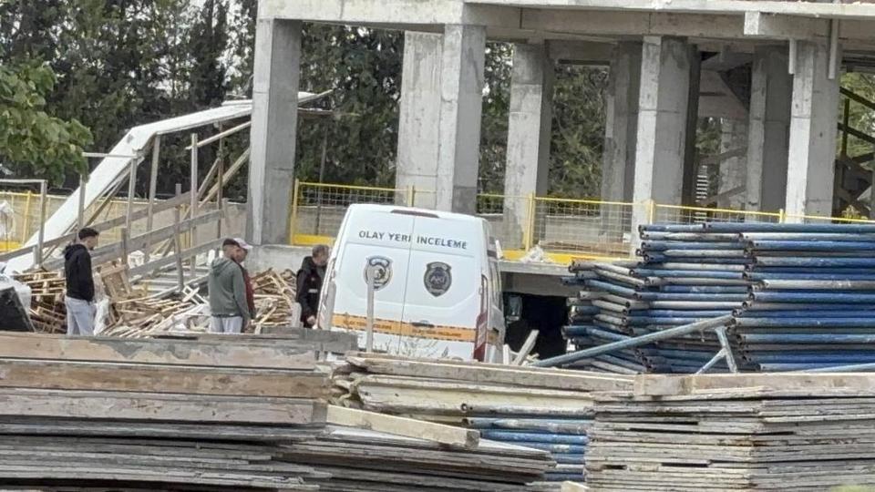 8'inci kattan düşen genç işçi ağır yaralandı