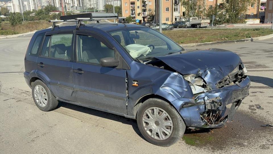 2 otomobil çarpıştı: 2 yaralı