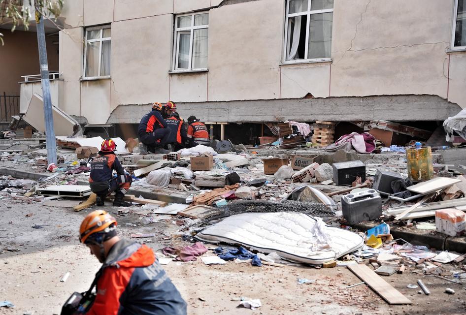Çöken binada 2 kişi hayatını kaybetti, 2 kişi aranıyor