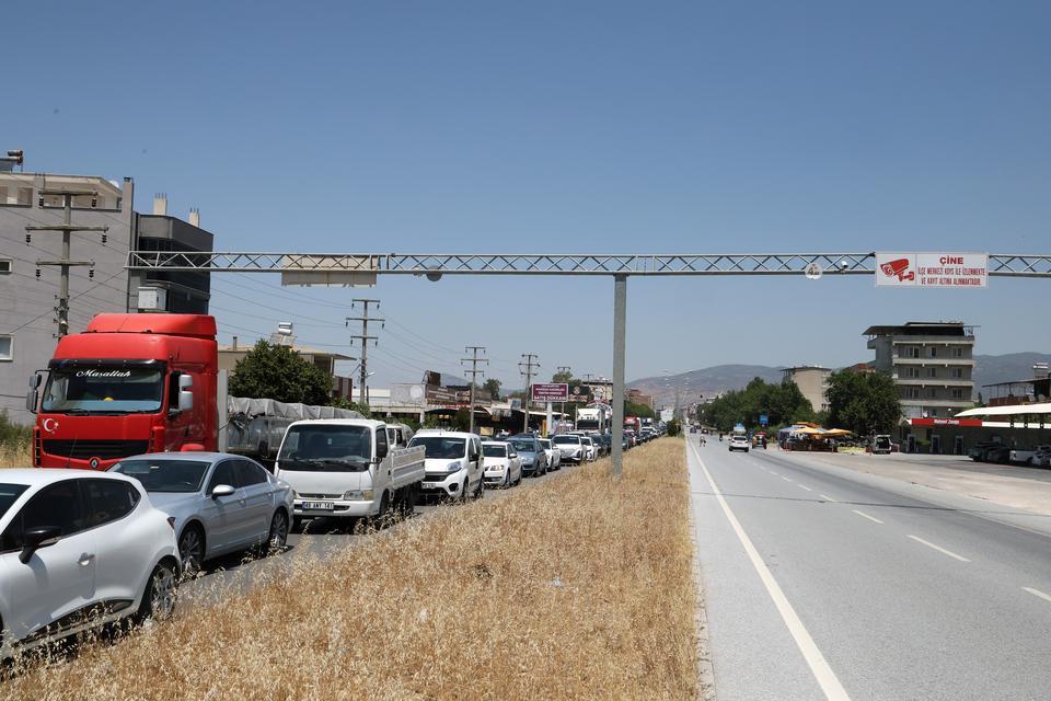 ARAÇ KUYRUĞUNUN BİR UCU AYDIN, DİĞER UCU MUĞLA'DA AYDIN-MUĞLA KARAYOLU TIKANDI 60 KİLOMETRE ARAÇ KUYRUĞU