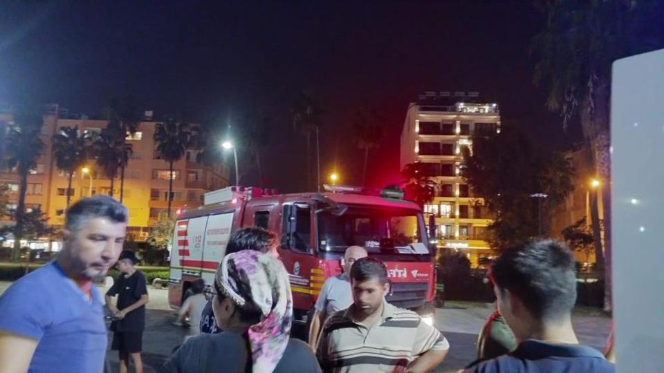 Parkta ayağı sıkışan çocuğun yardımına itfaiye yetişti