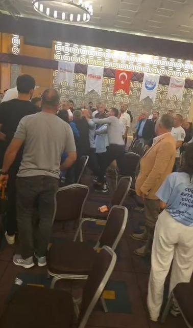 Başkanlık seçiminde tekme ve yumruklar konuştu