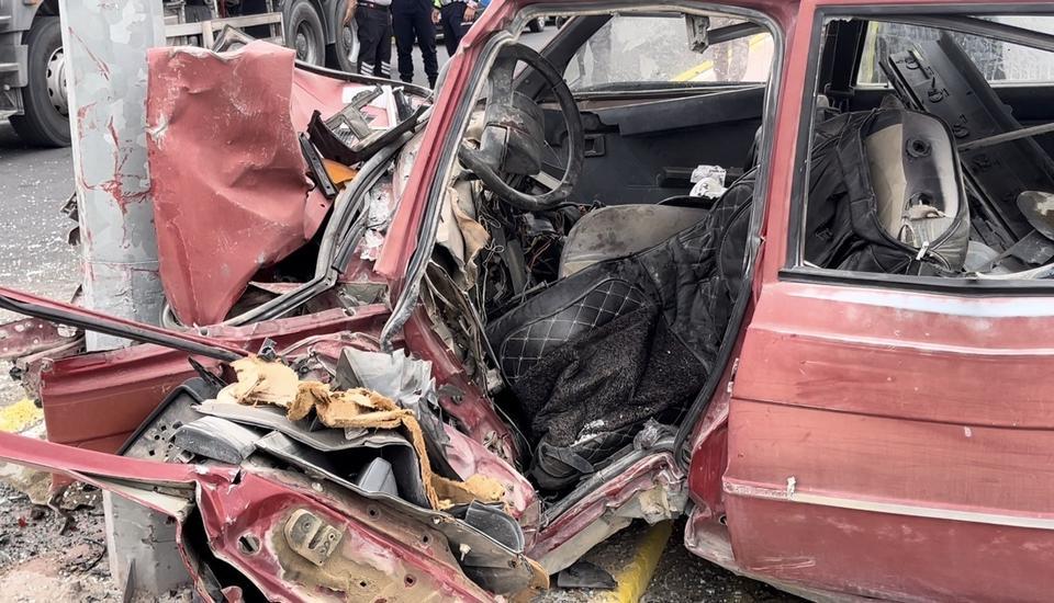 Aydınlatma direğine çarpan otomobil hurdaya döndü: 1 ölü, 1 yaralı