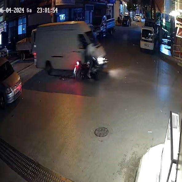 İzmir’de motosiklet ile hafif ticari aracın çarpıştığı feci kaza kamerada