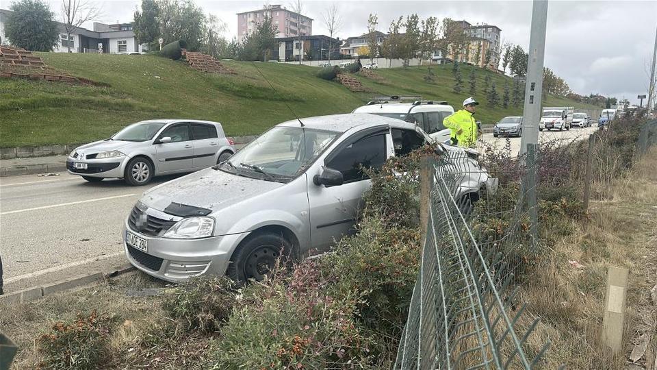 Takla atan otomobil orta refüje çıktı: 2 yaralı
