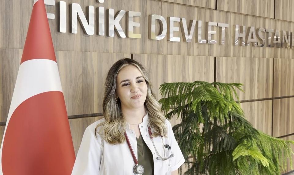 ANNE VE BABASININ GÖREV YAPTIĞI HASTANEDE DOKTOR OLDU: "EVDE PRENSESİMİZ, HASTANEDE DOKTOR HANIM" ÇOCUKLUĞUNDA HASTANEDE ÇALIŞAN ANNE VE BABASINI ZİYARET ETTİĞİ KORİDORLARA HEKİM OLARAK DÖNDÜ SAĞLIK MEMURU BABA, HEMŞİRE ANNESİNİN GÖREV YAPTIĞI HASTANEDE PRATİSYEN HEKİM OLARAK GÖREVE BAŞLADI PRATİSYEN HEKİM EYLÜL UÇAL: "HASTANEDE İÇİMDEN ANNECİM, BABACIM DEMEK ÇOK GEÇİYOR AMA KENDİMİ DURDURUYORUM. İSA BEY, FATMA HANIM DİYE HİTAP EDİYORUM AMA HASTANEDEN ÇIKTIĞIM ANDA TABİİ Kİ BABACIĞIM, ANNECİĞİM" ANNE VE BABASI: "EV PRENSESİMİZ, HASTANEDE KENDİSİNE TABİİ Kİ DOKTOR HANIM DİYORUZ"