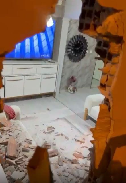 Evde otururken kamyon çarptı