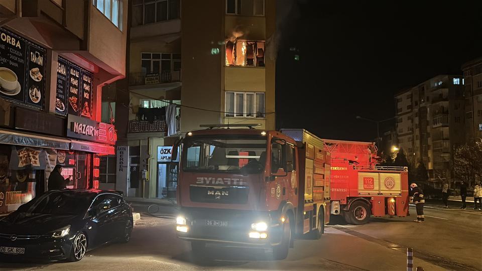 AĞZINDAKİ SİGARAYLA UYUYAKALINCA EVİ ALEV ALDI, KOMŞULARI YANGINI ÜST KATTAN İZLEDİ