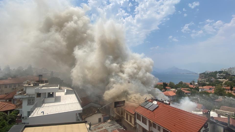 ANTALYA KALEİÇİ'NDEKİ YANGIN 2 SAATTE KONTROL ALTINA ALINDI YANGINDA BİRİ OTEL, KAPALI OLAN EĞLENCE MEKANI İLE KULLANILMAYAN BİR YAPI ZARAR GÖRDÜ OTEL SAHİBİ SİNAN ŞİMŞEK: "DEDEKTÖRLERİN YANDIĞINI FARK EDİNCE MÜDAHALEDE BULUNDUK"