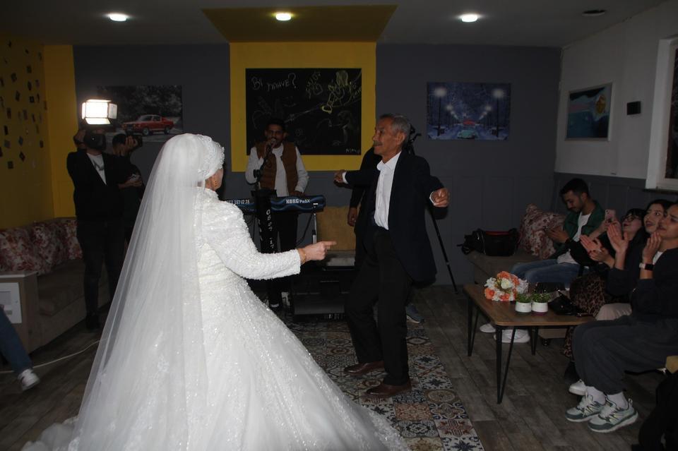 EŞİNE 45 YIL SONRA GELİNLİK GİYDİRDİ, GÖZYAŞLARINI TUTAMADI 70 YAŞINDAKİ YAŞLI ADAM, 66 YAŞINDAKİ EŞİYLE DAVULLU ZURNALI DÜĞÜN YAPTI DAMAT: "EŞİMİN İÇİNDE HEP UKDE OLARAK KALMIŞTI"