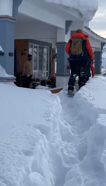 Yoğun kar altında 4 saat yürüyerek aileye ulaştılar