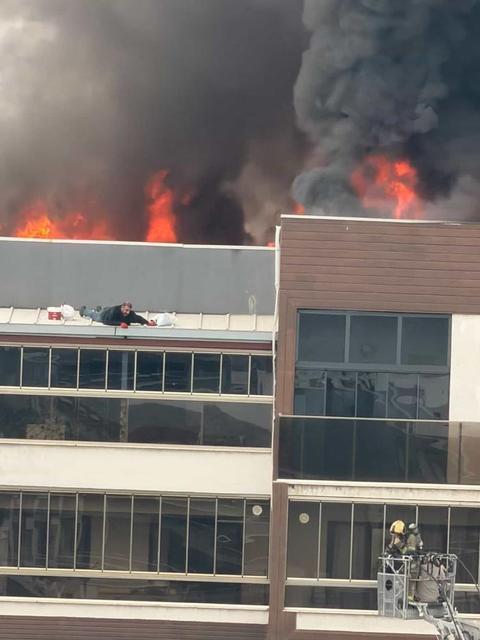 8 katlı sitede can pazarı...Yangında mahsur kaldı, böyle kurtarıldı