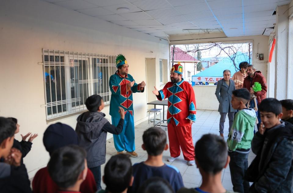 Efeler'in iftar programında çocuklar unutulmadı