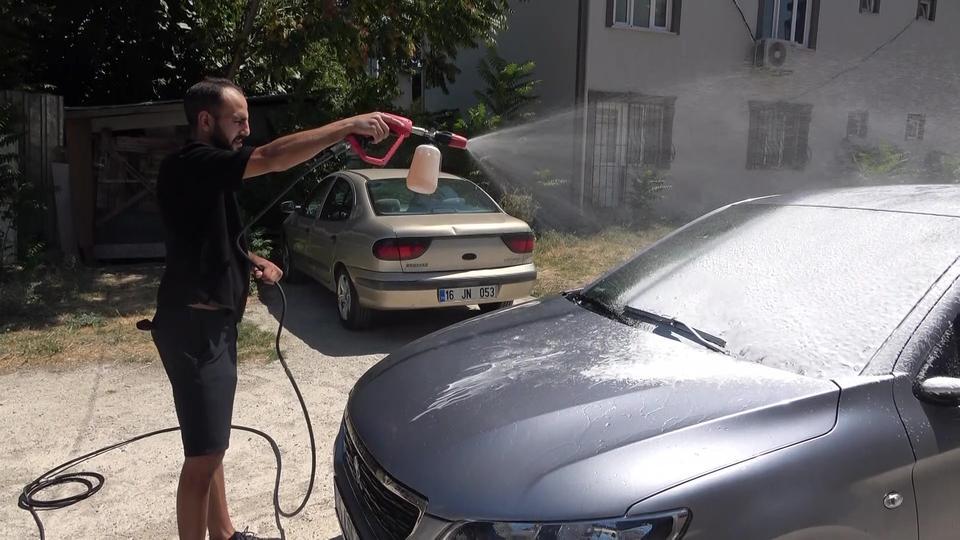 SOKAKTA GÖRDÜĞÜ KİRLİ ARAÇLARI HABERSİZCE YIKIYOR...ARAÇ SAHİPLERİNE SÜRPRİZ YAPIYOR