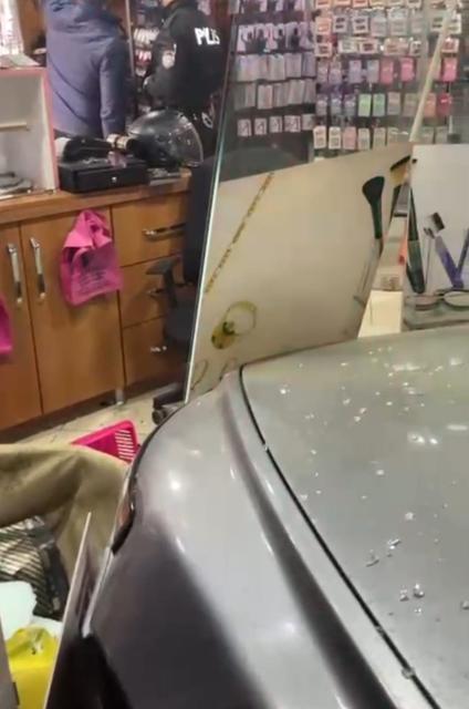 Fren yerine gaza basınca otomobil dükkana girdi
