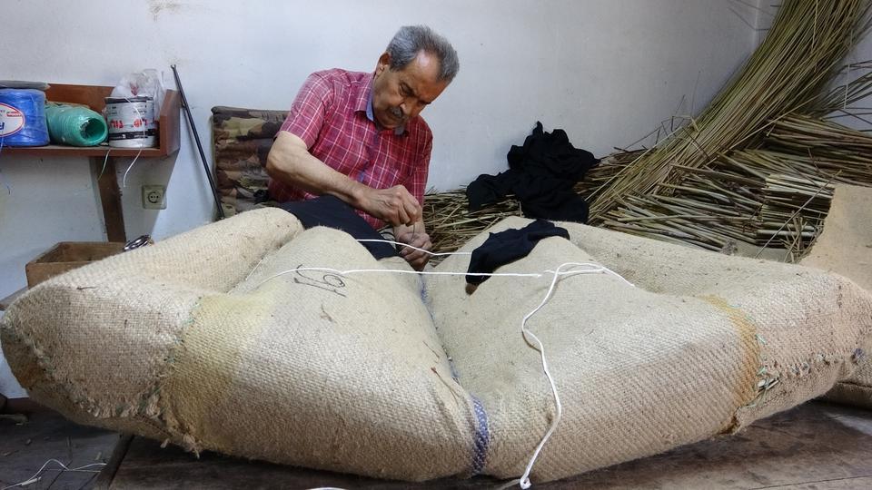 ÖĞRETMENLİĞİ DEĞİL, ÇIRAKLIĞINI SEÇTİĞİ MESLEĞİNİN SON TEMSİLCİSİ ÖĞRETMEN OLMADI, SEMER USTASI OLDU