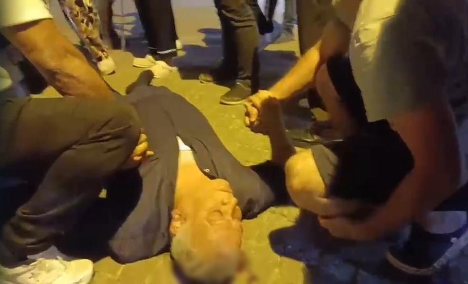 ÇIKAN KAVGADA BAŞINDAN YARALANDI, KANLAR İÇİNDE YERDE KALDI