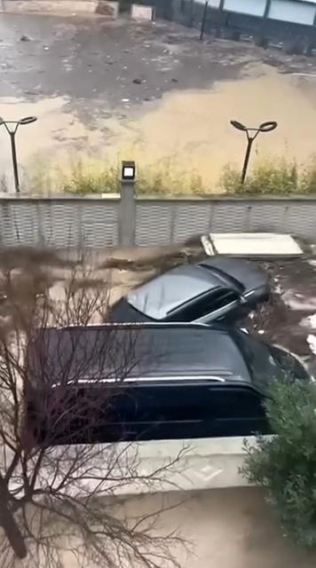 KUŞADASI 30 DAKİKADA YAĞIŞA TESLİM OLDU, ARAÇLAR SELE KAPILDI