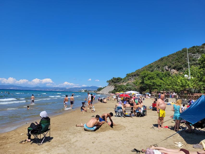 GÜNEŞLİ HAVA SAHİLLERİNİ DOLDURDU