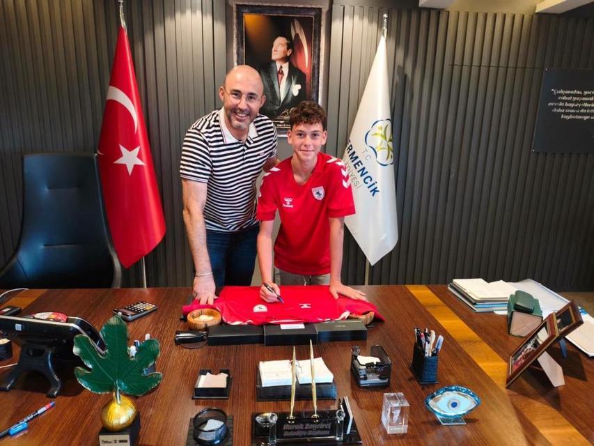 Samsunspor'un genç oyuncusu Kuzey'den Başkan Zencirci'ye forma jesti