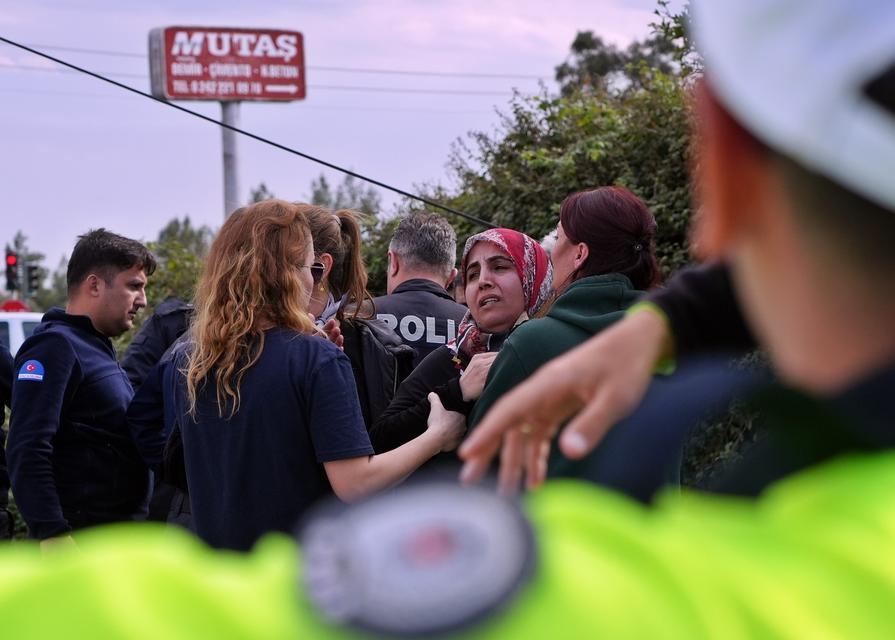 CEZA İNFAZ KORUMA ARACI DEVRİLDİ: 1 ÖLÜ, 1 YARALI HAYATINI KAYBEDEN İNFAZ KORUMADA GÖREVLİ MEMURUN EŞİ VE MESAİ ARKADAŞLARI UZUN SÜRE GÖZYAŞI DÖKTÜ
