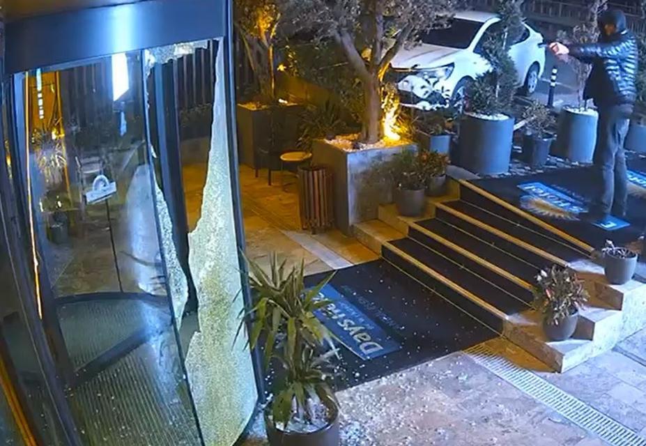 ESENYURT'TA BİR OTEL 15 GÜN ARAYLA İKİNCİ KEZ KURŞUNLANDI KAPIDA POLİS BEKLERKEN MOTORLA KURŞUNLAYIP KAÇTILAR