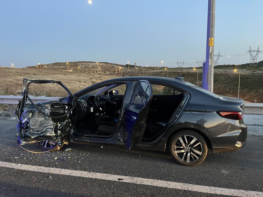 Emniyet şeridinde minibüs çarptı