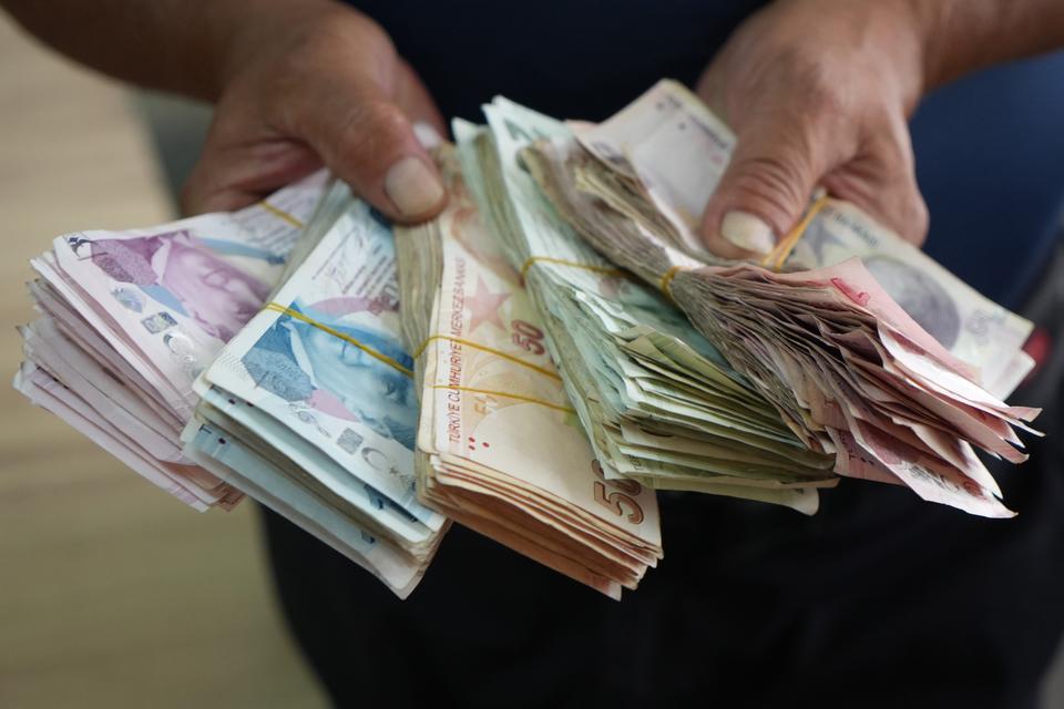 PARKTA DİLENEN YAŞLI KADININ ÜZERİNDEN DESTE DESTE PARA ÇIKTI BEŞ PARASIZ KALAN DİLENCİ BU KEZ ZABITADAN YARDIM İSTEDİ