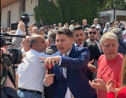 TBMM ÖNÜNDE KILIÇDAROĞLU VE ÖZEL DESTEKÇİLERİ ARASINDA GERGİNLİK