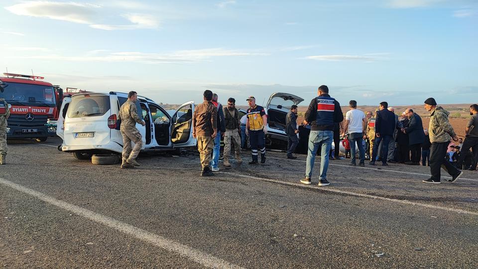 DİYARBAKIR'DA TAZİYE DÖNÜŞÜ FECİ KAZA: 3 ÖLÜ, 4 YARALI