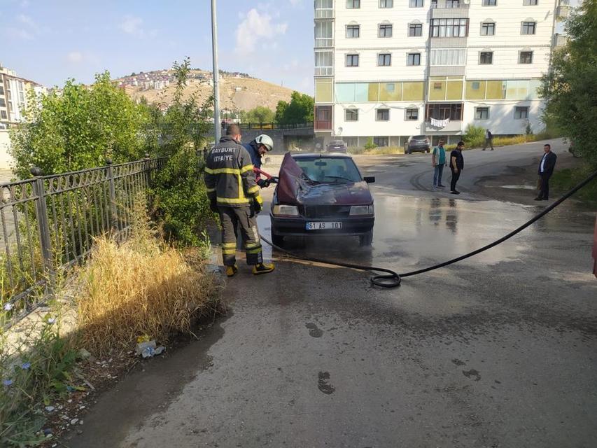 Park halindeki otomobil alev aldı