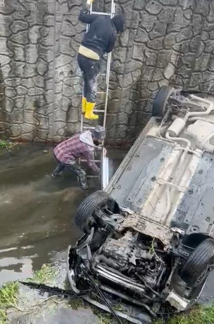 Su kanalına devrilen otomobilin sürücüsü 7 gün sonra hayatını kaybetti