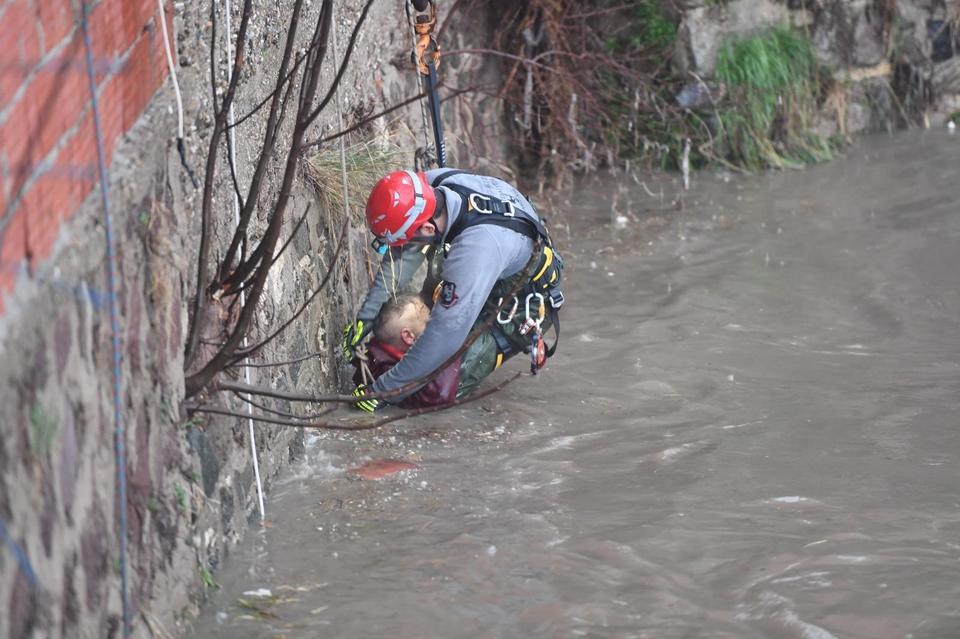Yağmur suları yükseldi, mahsur kalan vatandaş kurtarıldı