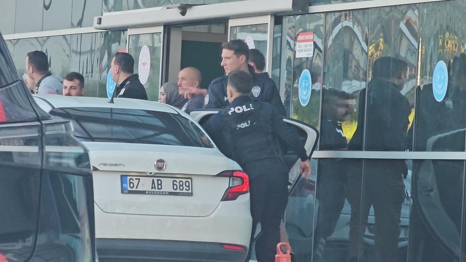 EŞİNİ VE ARAYA GİREN GENCİ VURAN ŞÜPHELİ ORMANDA KISKIVRAK YAKALANDI İKİ YARALININ HAYATİ TEHLİKESİ SÜRERKEN, ŞÜPHELİ EMNİYETE GÖTÜRÜLDÜ