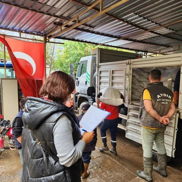 SÖKE'DE SEL MAĞDURLARINA YEM DESTEĞİ