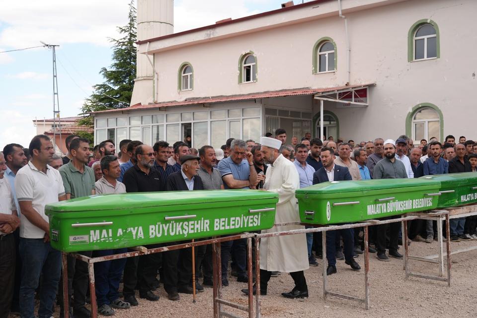 Kazada hayatını kaybeden 3 kişilik aile toprağa verildi