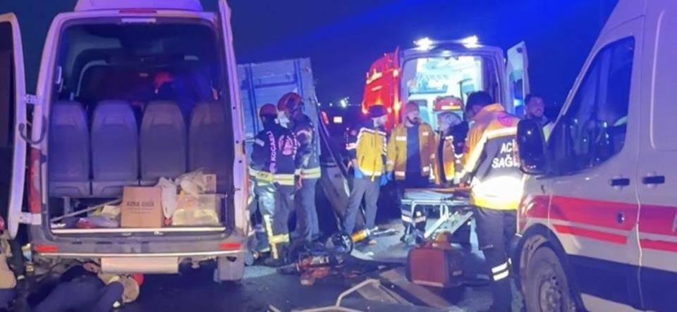 Servis minibüsü ile kamyon çarpıştı: 7 yaralı