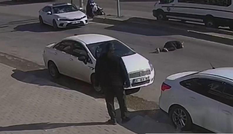 KIRMIZI IŞIKTA GEÇEN OTOMOBİL MOTOSİKLETE ÇARPTI: 1 YARALI