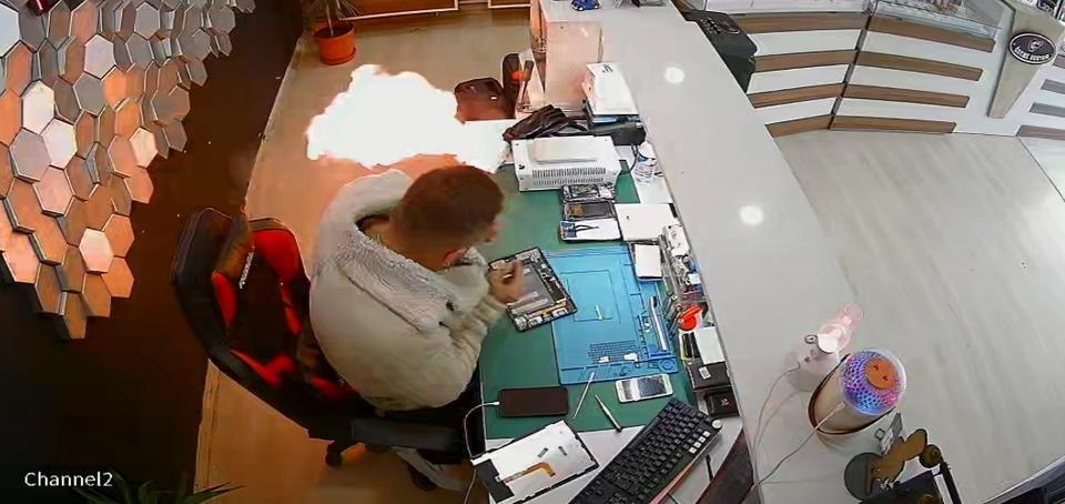 Şişen telefon bataryası bomba gibi patladı