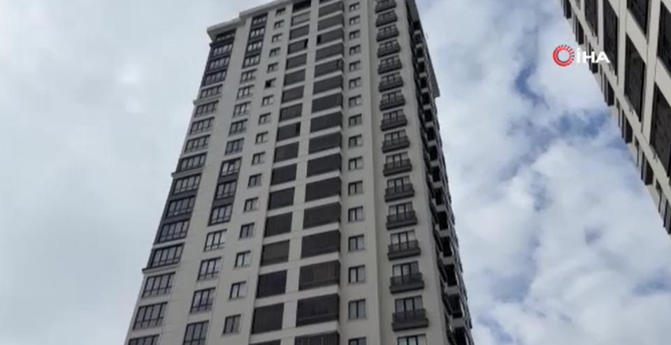 30 yaşındaki kadın 14'üncü kattan aşağı düştü: Hayatını kaybetti