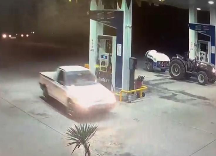 FETÖ'CÜ KUNDAKÇI PARKI TUTUŞTURDUĞU BENZİNLERİ BÖYLE ALMIŞ 5 LİTRELİK SULARI ÇİÇEK SAKSILARINA BOŞALTIP YERİNE ALDIĞI BENZİNLE ORMANI YAKMIŞ