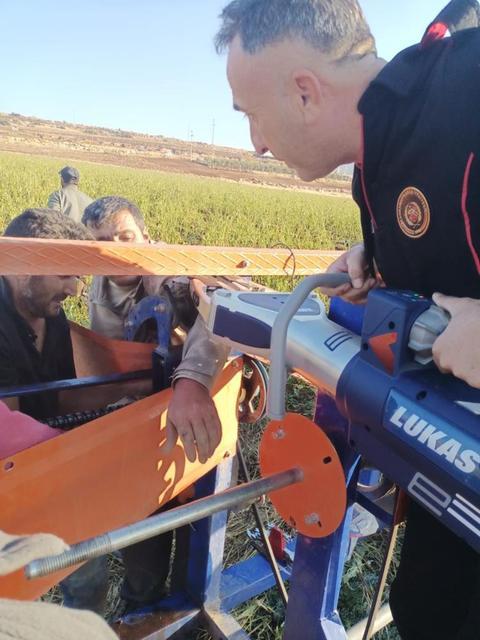 Hortum sarma makinesine kolu sıkışan işçi kurtarıldı