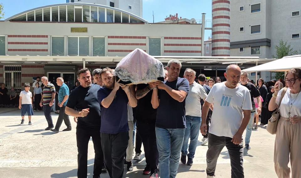 5. kattan düşerek hayatını kaybeden genç kız son yolculuğuna uğurlandı