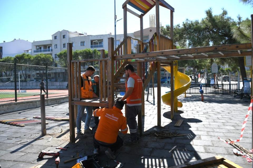 Kuşadası’nda çocukların oyun alanları yenileniyor
