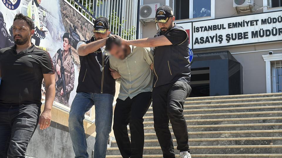 BAŞAKŞEHİR'DE BOŞ ARAZİDE TAŞLA ÖLDÜRÜLMÜŞ KADIN CİNAYETİNDE YENİ DETAYLAR ORTAYA ÇIKTI ŞÜPHELİ SUÇLAMALARI REDDETTİ, BOYNUNDAKİ ARBEDE İZLERİ KENDİSİNİ ELE VERDİ CİNAYET İTİRAFI: "BAŞINA TAŞLA VURDUM, ÖLMEYİNCE ELİME GEÇİRDİĞİM İPLE BOĞDUM" KADININ ÖLMEDEN ÖNCEKİ SON GÖRÜNTÜSÜ ORTAYA ÇIKTI
