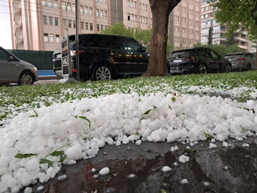 GAZİANTEP'TE CEVİZ BÜYÜKLÜĞÜNDE DOLU YAĞDI AĞAÇLARIN DALLARI KIRILDI, SÜRÜCÜLER EMNİYETE SIĞINDI