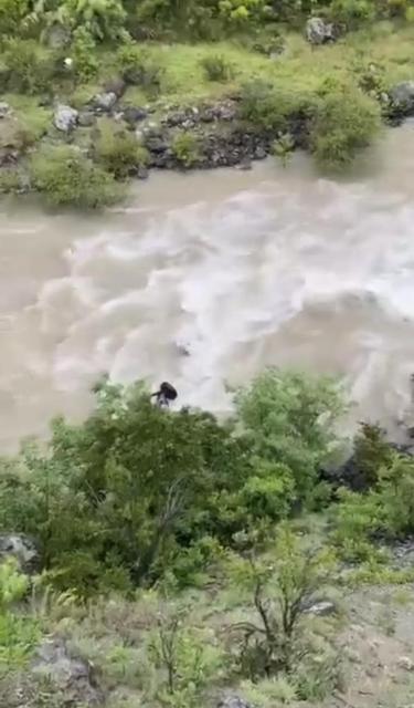 Otomobil nehre uçtu! Baba ve oğuldan haber alınamıyor
