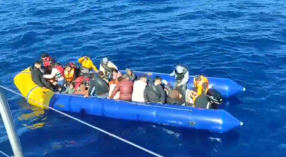 İzmir sularından, 24'ü çocuk 49 göçmen karaya çıkartıldı